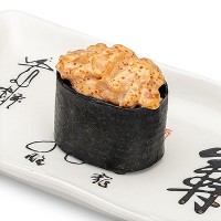 Сяке гункан с пикантным соусом