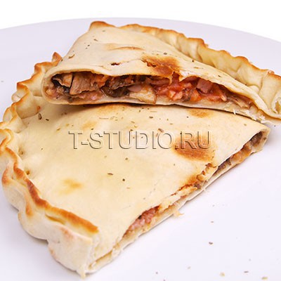 Кальцоне с ветчиной и шампиньонами с томатным соусом