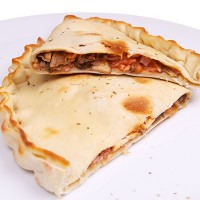 Кальцоне с ветчиной и шампиньонами с томатным соусом