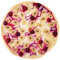 Десертная пицца с ананасом, бананом и вишней