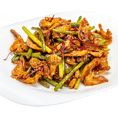 Соевое мясо с острым перцем и стрелками чеснока