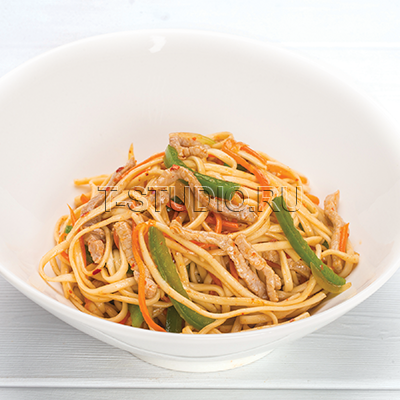 Лапша со свининой и острым соусом