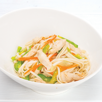 Лапша с курицей и острым соусом