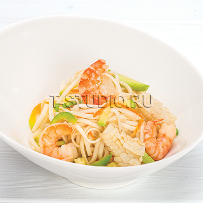 Лапша с морепродуктами и острым соусом