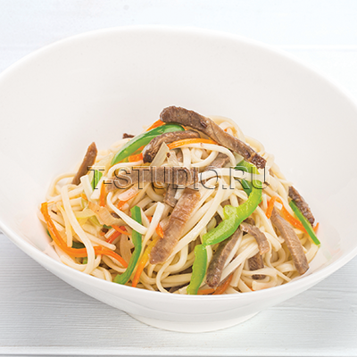 Лапша с говядиной и острым соусом