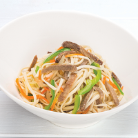 Лапша с говядиной и острым соусом